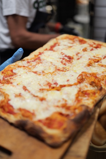Pizza al taglio, croccante e filante, appena sfornata